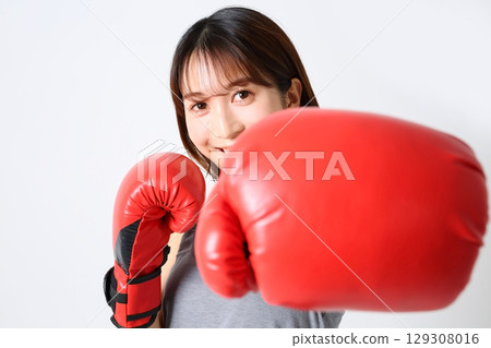 Image of a female boxer 129308016