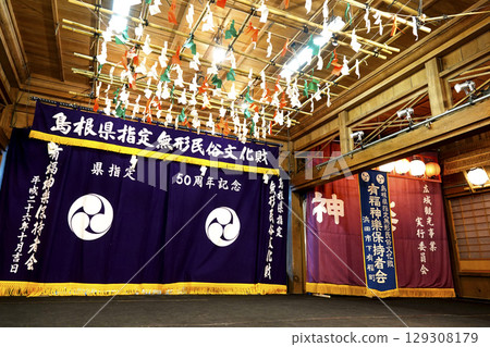 石見神樂（夜神樂）神社參拜殿會場演出前的舞台佈置 129308179