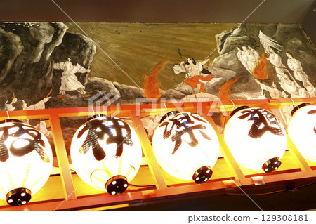 石見神樂（夜神樂） 神社參拜場所 演出前的舞台裝飾 燈籠 129308181