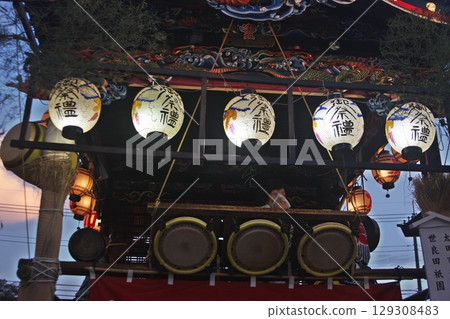 上新田的花車散發著莊重寧靜的氛圍。 「瀨戶田園祭(2025年7月26日)」八坂神社祭 上新田的花車散發著莊重寧靜的氛圍。 「瀨戶田園祭(2025年7月26日)」八坂神社祭 129308483