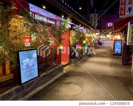 Seoul, downtown at night, Hanok Seoul, downtown at night, Hanok 129308655