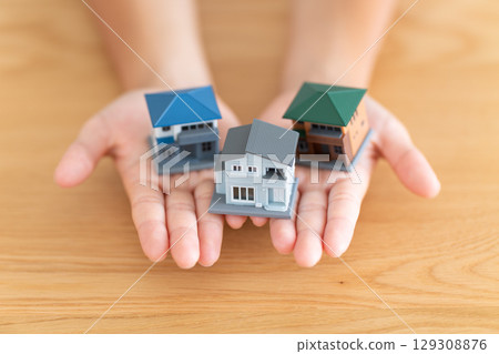 Elementary school boy holding a model of a house 129308876