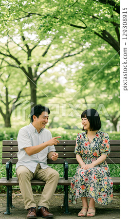 一對夫婦坐在長椅上 129308915
