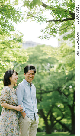 A couple walking in the fresh green 129308923