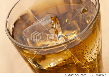 特寫:一杯裝滿冷大麥茶和冰塊的透明玻璃杯 特寫:一杯裝滿冷大麥茶和冰塊的透明玻璃杯 129308974