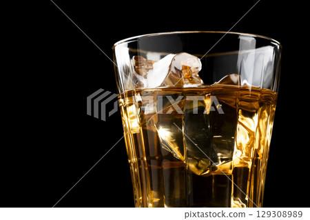 深色背景上漂浮著一杯冷大麥茶 129308989