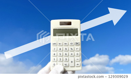 戴著白手套的手拿著計算器，上面有一個向上的箭頭 129309029