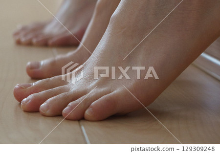 女人的腳，女人踮起腳尖的腳 129309248