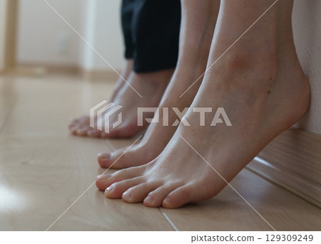 女人的腳,女人踮起腳尖的腳 女人的腳,女人踮起腳尖的腳 129309249