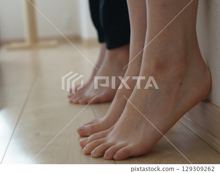女人的腳，女人踮起腳尖的腳 129309262