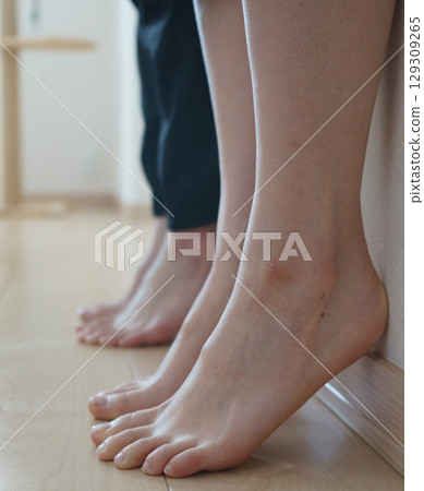Woman's feet, woman's feet standing on tiptoes Woman's feet, woman's feet standing on tiptoes 129309265