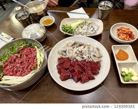 Snacks to go with your drink: Sul Ange, Yukhoe, raw liver and raw omasum Snacks to go with your drink: Sul Ange, Yukhoe, raw liver and raw omasum 129309383