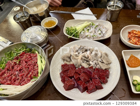 Snacks to go with your drink: Sul Ange, Yukhoe, raw liver and raw omasum 129309384