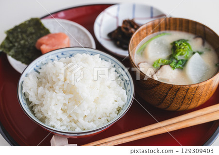 簡單的日式早餐(白飯、蘿蔔、油菜花、香菇酒糟湯、鱈魚子海藻、佃煮) 簡單的日式早餐(白飯、蘿蔔、油菜花、香菇酒糟湯、鱈魚子海藻、佃煮) 129309403