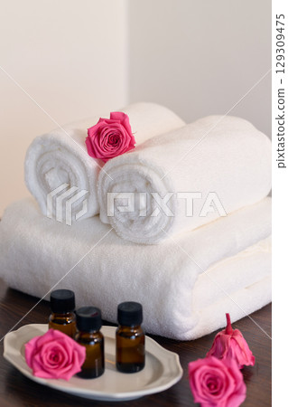 白毛巾和芳香油 129309475