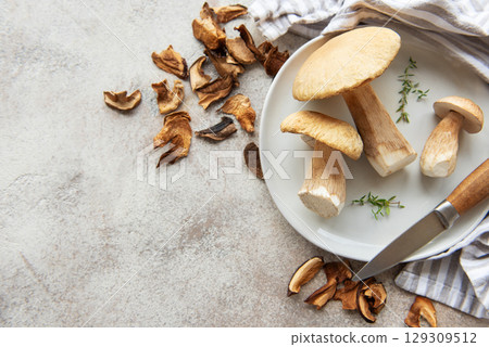Fresh mushrooms on plate with dried mushrooms and knife Fresh mushrooms on plate with dried mushrooms and knife 129309512