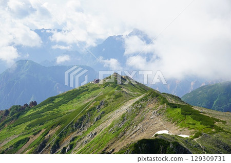 夏季的翠翔小屋與山脊線 夏季的翠翔小屋與山脊線 129309731