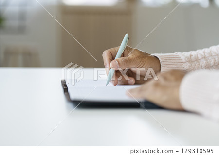 老人的手拿著一支筆 老人的手拿著一支筆 129310595