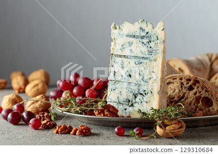 Gorgonzola with ciabatta, walnuts, red grapes, and thyme. 129310684