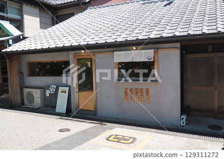 瓦片屋頂獨特的日式咖啡館 129311272