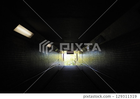一條從黑暗通往光明的地下通道 一條從黑暗通往光明的地下通道 129311319