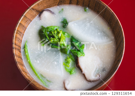 Rape blossom, radish and shiitake mushroom lees soup 129311654