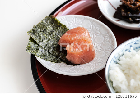 鱈魚子和海藻與米飯完美搭配 鱈魚子和海藻與米飯完美搭配 129311659