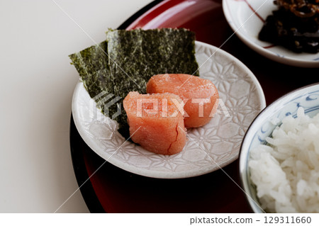 鱈魚子和海藻與米飯完美搭配 鱈魚子和海藻與米飯完美搭配 129311660
