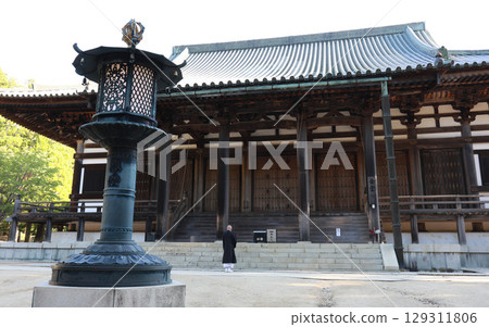 壇上伽藍寺本殿前誦經的僧侶 129311806