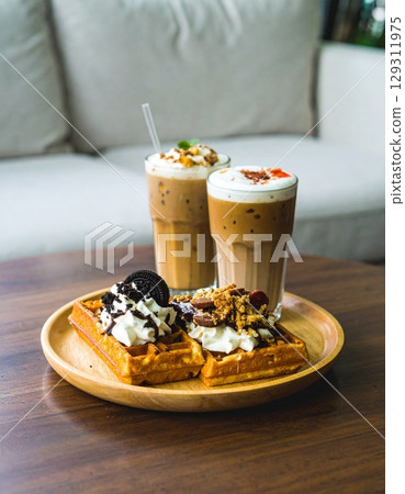 coffee moment, two iced lattes in tall ribbed glass 129311975