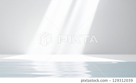 房間內，水面營造出一種水潤透明的感覺。白色空間中，柔和的反射和陰影交織在一起，光線灑落其中，形成抽象的背景。 129312039