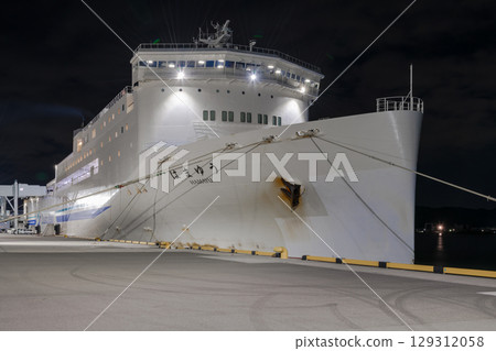 [Tokyo Kyushu Ferry arrives at Mayu Shinmoji Port] 129312058