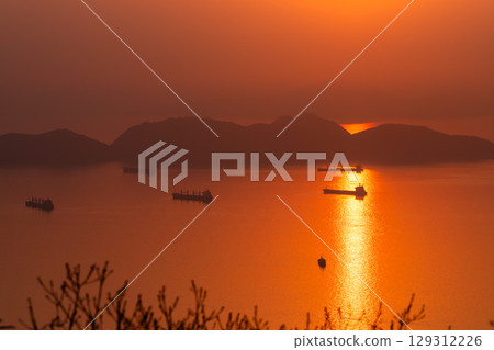 【山口縣】瀨戶內海的夕陽與周南市大華山山頂的景色 129312226