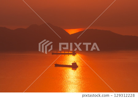 【山口縣】瀨戶內海的夕陽與周南市大華山山頂的景色 129312228