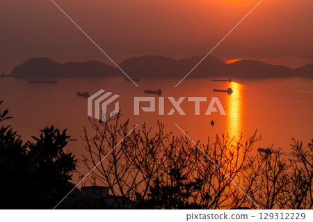 [Yamaguchi Prefecture] Sunset over the Seto Inland Sea and a view from the summit of Mount Taika in Shunan City 129312229