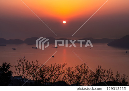 【山口縣】瀨戶內海的夕陽與周南市大華山山頂的景色 【山口縣】瀨戶內海的夕陽與周南市大華山山頂的景色 129312235
