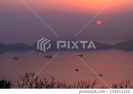 [Yamaguchi Prefecture] Sunset over the Seto Inland Sea and a view from the summit of Mount Taika in Shunan City 129312238