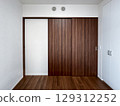 Room with sliding door 129312252