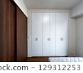 Room with closet door 129312253