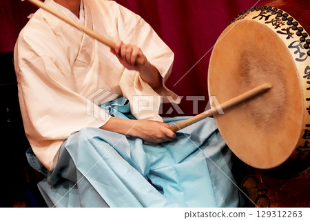 石見神樂（夜神樂）－舞台一側的大型鼓手 129312263