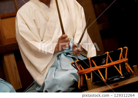 石見神樂 (Night Kagura) 舞台邊太鼓鼓手 石見神樂 (Night Kagura) 舞台邊太鼓鼓手 129312264