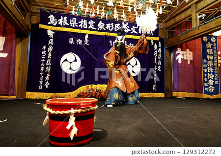 石見神樂（夜神樂）表演者在神社的祭祀殿舞台上跳舞 129312272