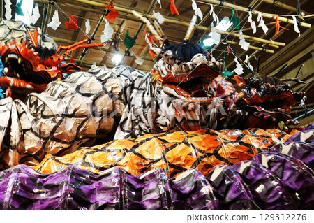 Iwami Kagura (Night Kagura) A giant snake wrapped around a scorpion on the stage of the shrine's worship hall Iwami Kagura (Night Kagura) A giant snake wrapped around a scorpion on the stage of the shrine's worship hall 129312276
