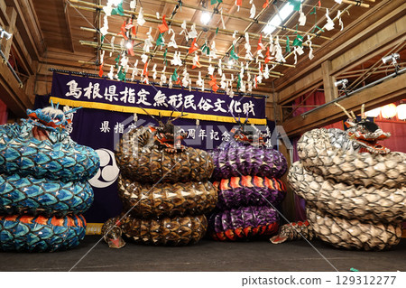 Iwami Kagura (Night Kagura) A giant snake wrapped around a scorpion on the stage of the shrine's worship hall Iwami Kagura (Night Kagura) A giant snake wrapped around a scorpion on the stage of the shrine's worship hall 129312277