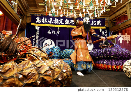 Iwami Kagura (Night Kagura) The performer plays the main character, attempting to slay a giant snake coiled around itself on the stage of the shrine's worship hall. Iwami Kagura (Night Kagura) The performer plays the main character, attempting to slay a giant snake coiled around itself on the stage of the shrine's worship hall. 129312278