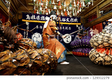 Iwami Kagura (Night Kagura) The performer plays the main character, attempting to slay a giant snake coiled around itself on the stage of the shrine's worship hall. 129312279