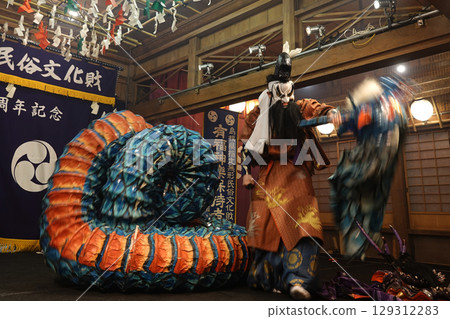 石見神樂(夜神樂) 表演者扮演在神社禮拜殿的舞台上殺死巨蛇的主角。 石見神樂(夜神樂) 表演者扮演在神社禮拜殿的舞台上殺死巨蛇的主角。 129312283