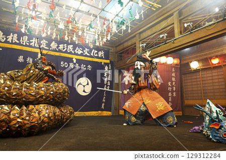 石見神樂（夜神樂） 表演者扮演在神社禮拜殿的舞台上殺死巨蛇的主角。 129312284