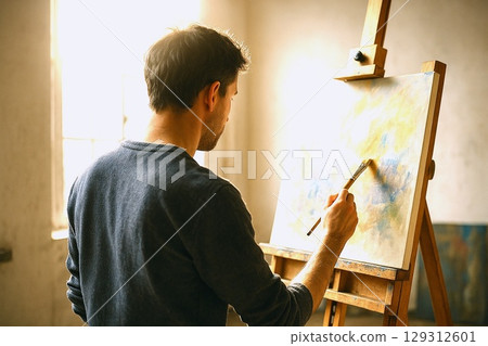 People immersed in their creations Materials that convey the richness of time spent drawing 129312601