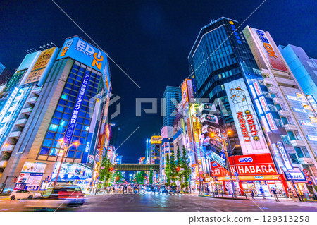 日本東京城市景觀:8月入境旅遊持續進行…秋葉原即使在晚上也擠滿了外國遊客=3日下午7:39 日本東京城市景觀:8月入境旅遊持續進行…秋葉原即使在晚上也擠滿了外國遊客=3日下午7:39 129313258